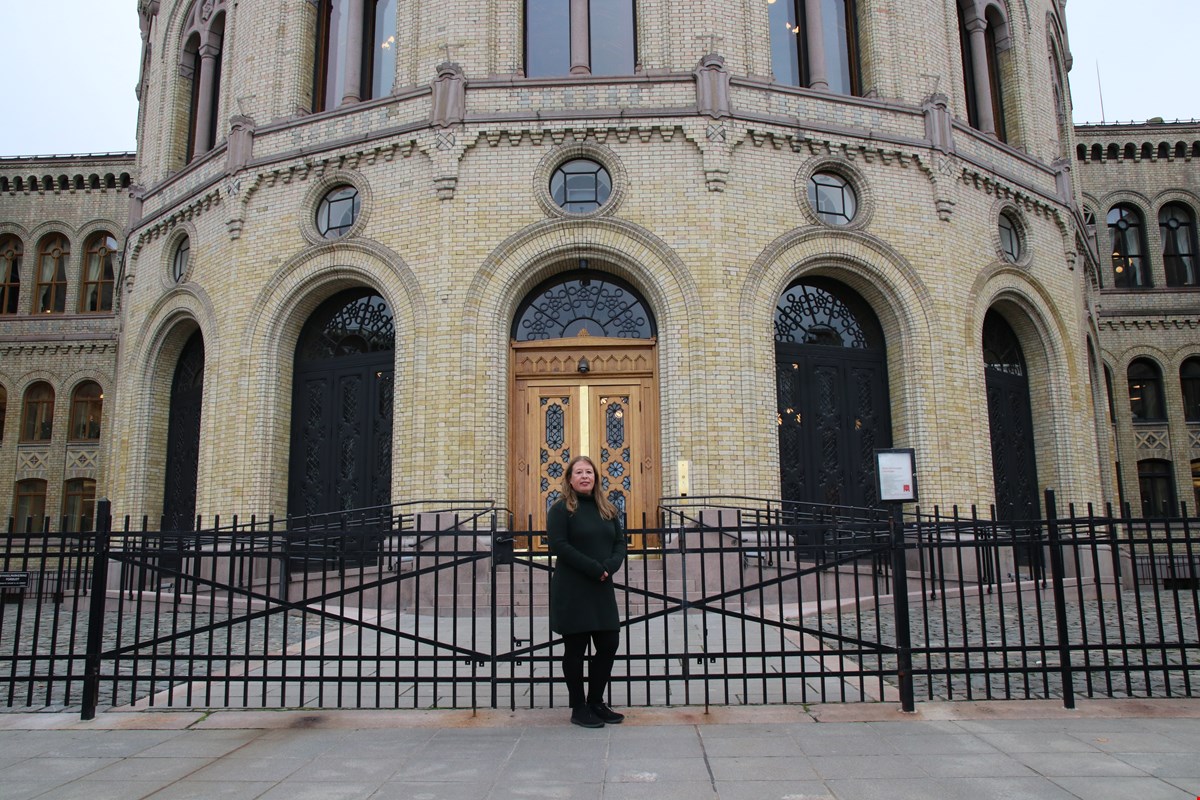 Organisasjonsrådgiver Kristin Benestad utenfor Stortinget like før høringen i arbeids- og sosialkomiteen den 16. oktober 2018. Foto: HEIDI ØSTHUS ERIKSSEN