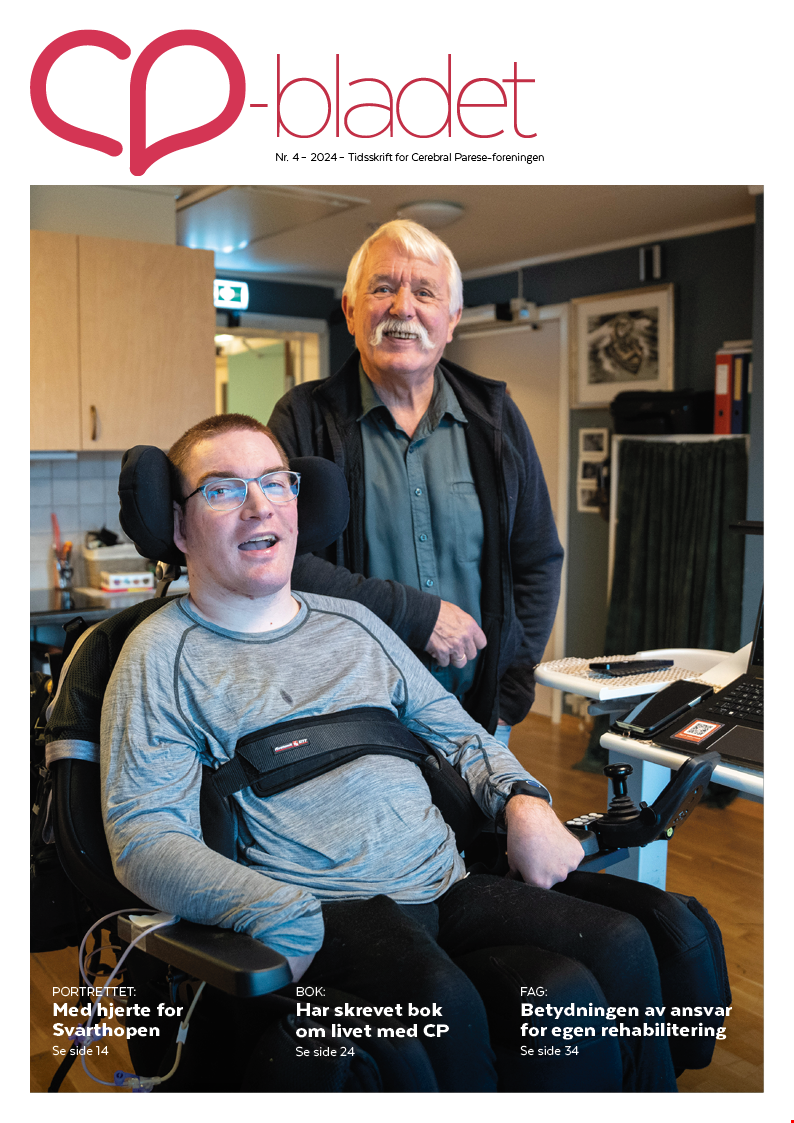 Forsiden på CP-blad nr. 4 2024 med bilde av Sigve og John Arne, som intervjues i portrettet, som smiler mot kamera. Sigve sitter i elektrisk rullestol  og John Arne står ved siden av med armen på stolen til Sigve.