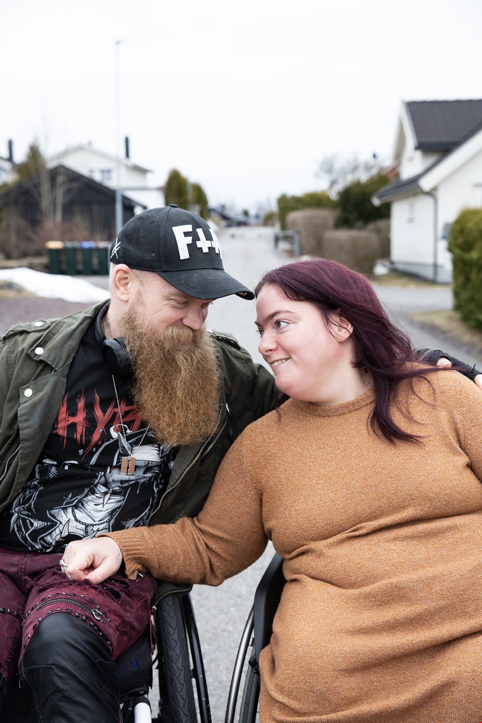 Helge og Silje Johanne, begge i rullestol, ser hverandre inn i øynene og smiler