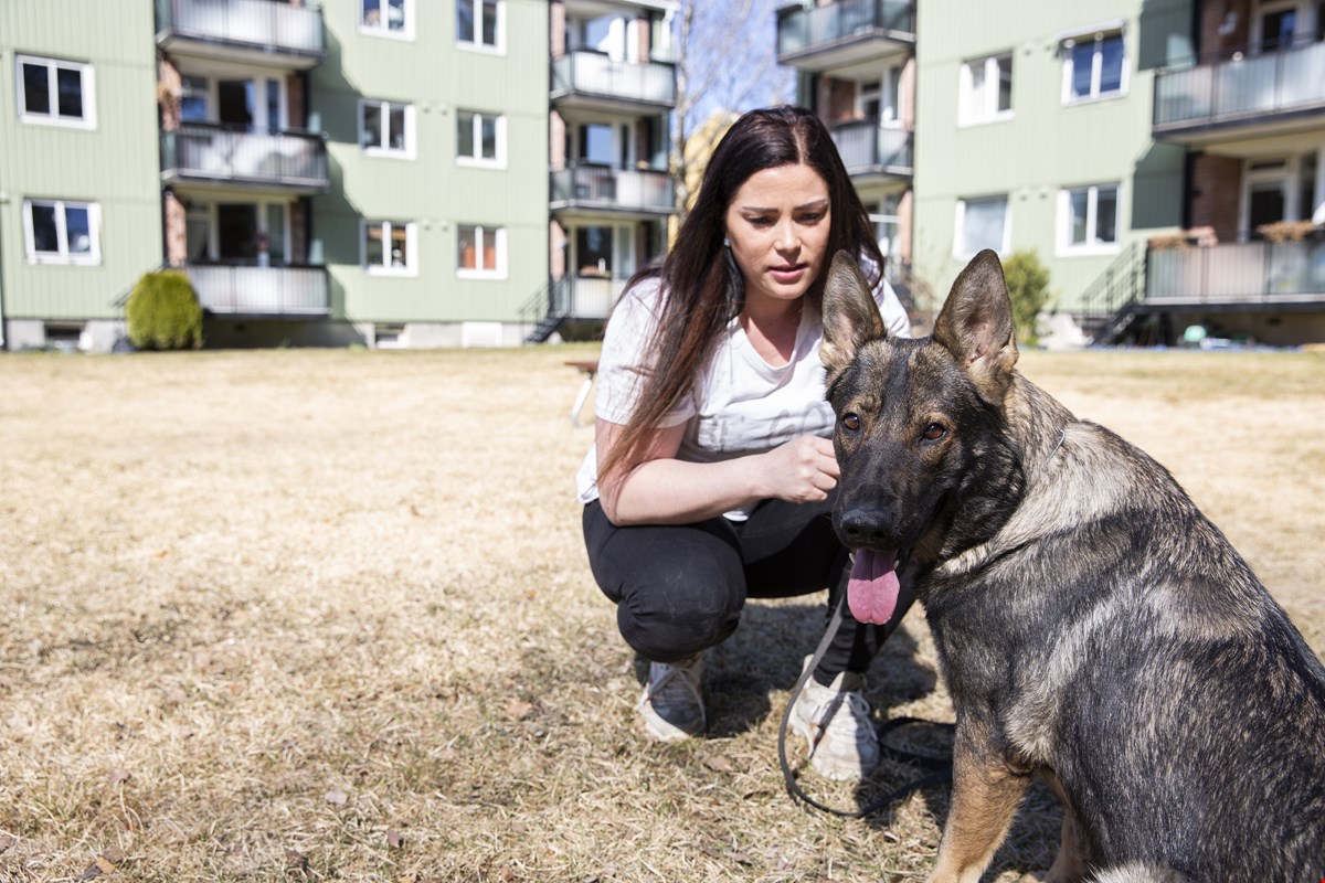 LIDENSKAP: Sandra har alltid vært glad i dyr og bruker mye tid på hundene sine. Foto: Charlotte Åsland Larsen